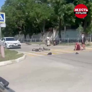 Байкер на зебре сбил двух велосипедистов