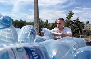Крымские волонтеры помогают жителям в трудное время